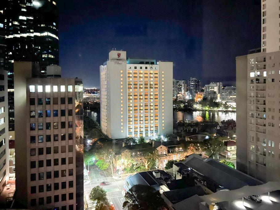 Amazing 2 Bedroom In Cbd! Brisbane Buitenkant foto
